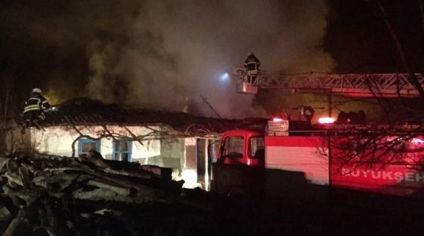 Yangın Yaşlı Kadını Evsiz Bıraktı