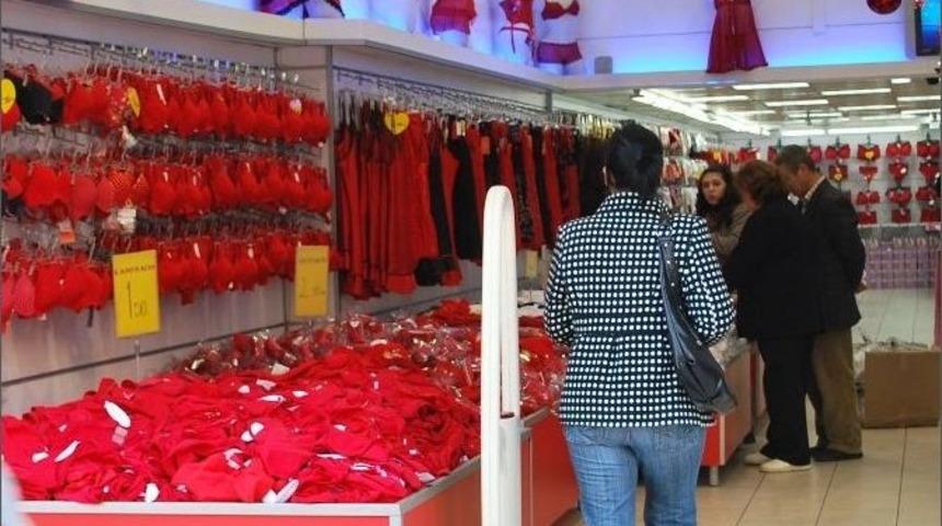 Aydın&rsquo;da Kırmızı İ&ccedil; &Ccedil;amaşırları Vitrinleri S&uuml;slemeye Başladı