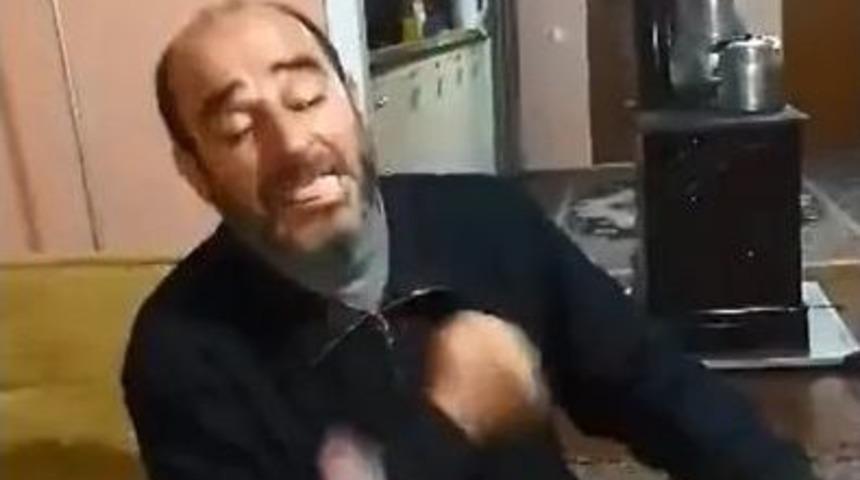 Şarkı S&ouml;ylerken Takma Dişleri Fırlayan Adam Sosyal Medyada G&uuml;n&uuml;n Konusu Oldu