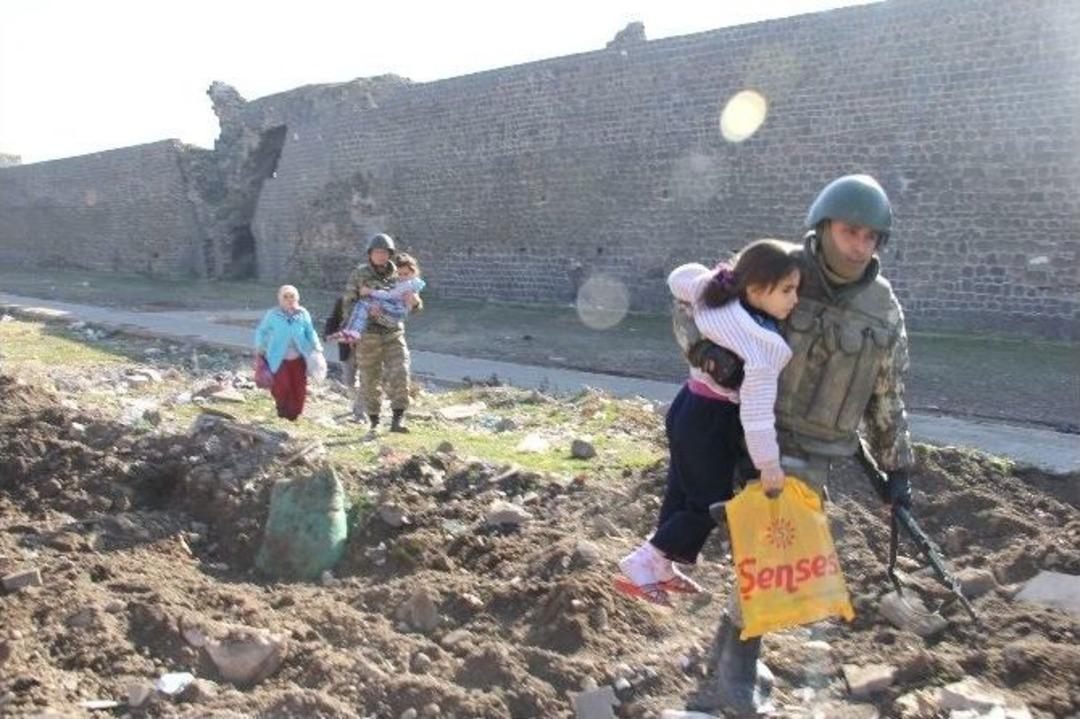 Vatandaşlardan G&uuml;venlik G&uuml;&ccedil;lerine Tam Destek