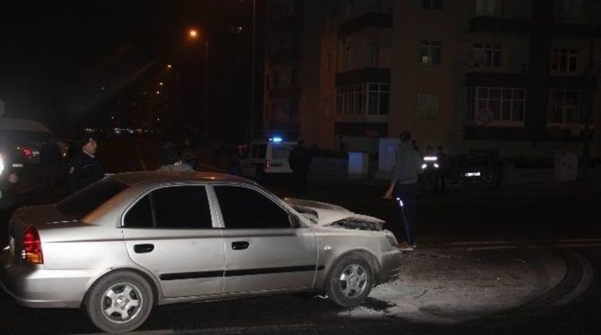 Duran Otomobile Arkadan &Ccedil;arptı: 1 Yaralı