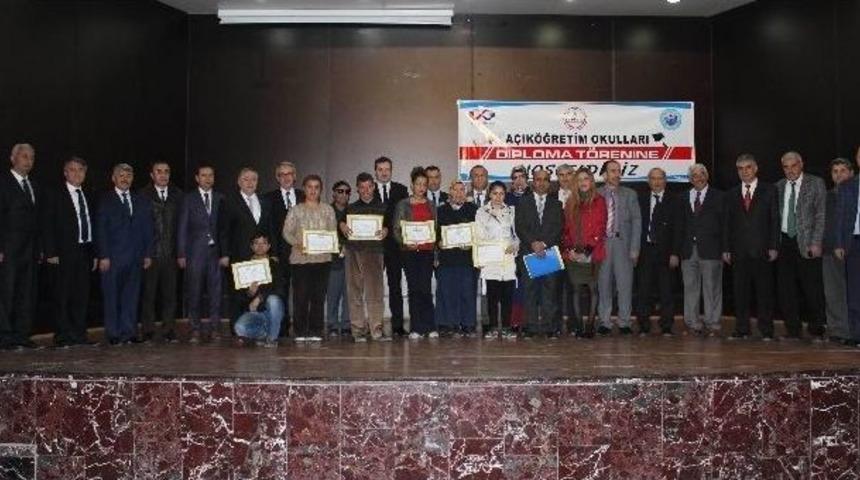 Açık Öğretim Öğrencileri Diplomalarını Aldı