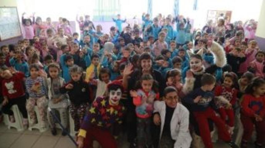 Kedi İle Palya&ccedil;o, Dostluk Aşılamaya Devam Ediyor