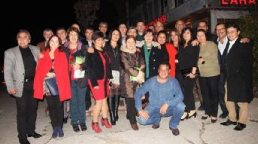 &Ouml;ğrencilerden 34 Yıl Sonra Duygulandıran S&uuml;rpriz