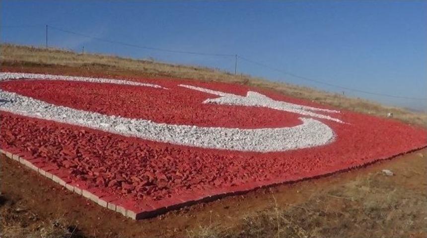 Şehitler İ&ccedil;in Dağ Yamacına Taşlardan 210 Metrekare B&uuml;y&uuml;kl&uuml;kte T&uuml;rk Bayrağı Yaptı