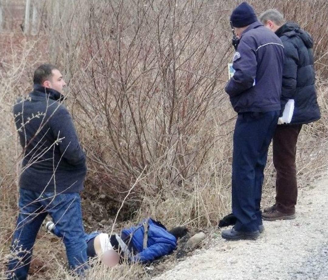Boğazı Kesilmiş Halde Tarlada Bulundu
