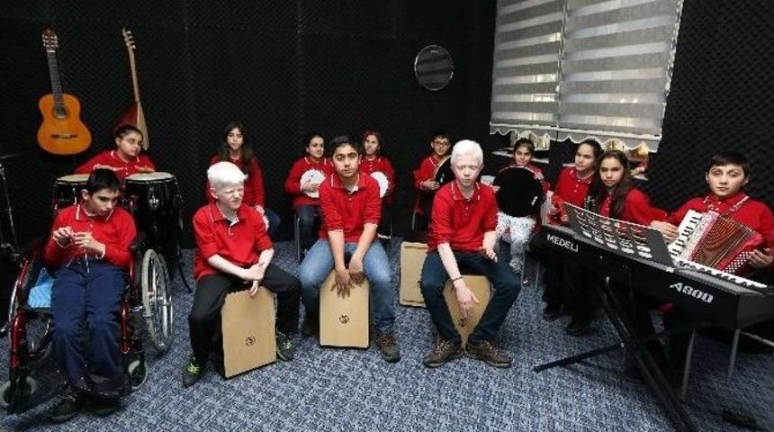Yaşar&rsquo;dan G&ouml;rme Engellilere M&uuml;zik Odası