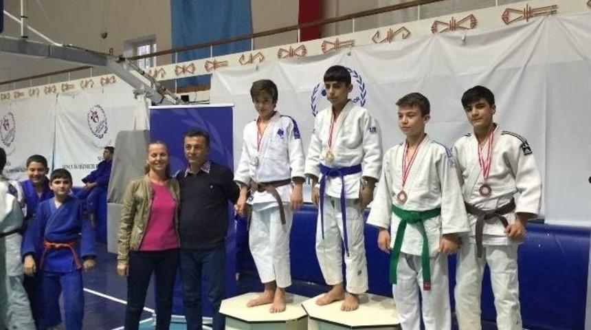 Yunusemre Belediyespor Judo Takımından Birincilik Ve &Uuml;&ccedil;&uuml;nc&uuml;l&uuml;k Derecesi