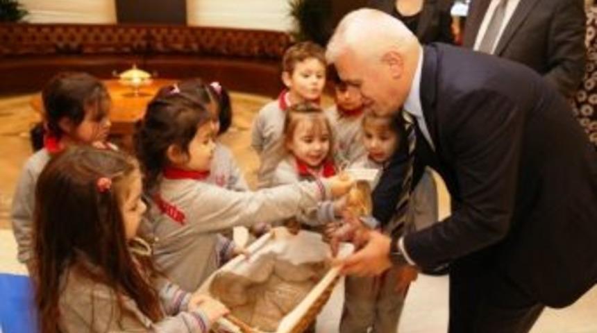 Minikler Ekmek İsrafına Dikkat Çekti