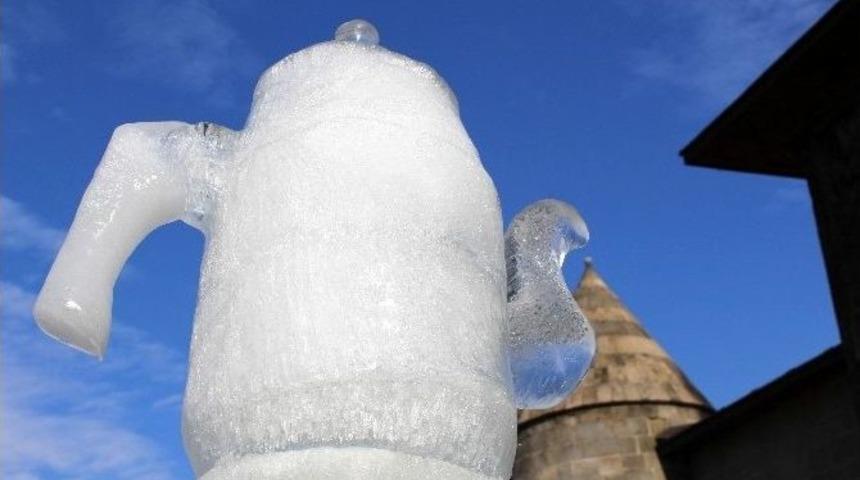 Sibirya Soğuklarının H&uuml;k&uuml;m S&uuml;rd&uuml;ğ&uuml; Erzurum&rsquo;da Buzdan Heykeller