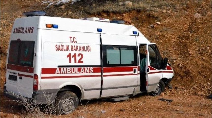 Kelkit&rsquo;te G&ouml;revden D&ouml;nen Ambulans Kaza Yaptı: 2 Yaralı
