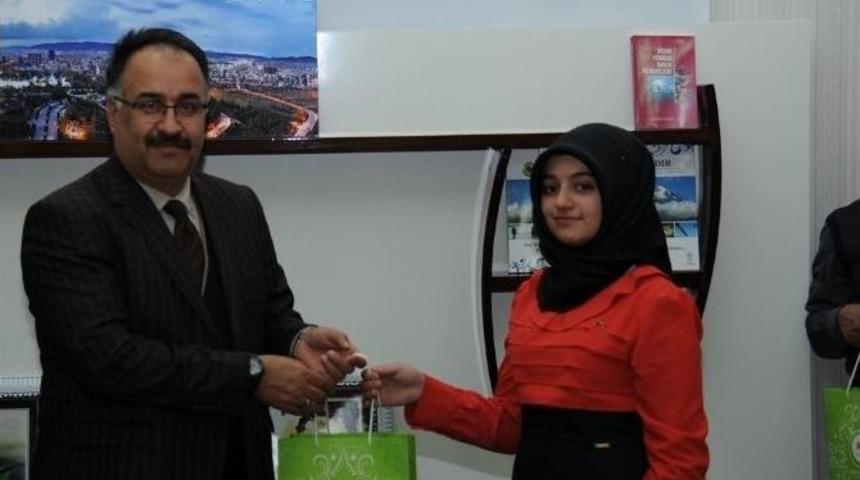 &Ouml;ğrencilerden Rekt&ouml;r Yılmaz&rsquo;a Ziyaret