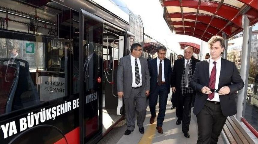 Başkan Erg&uuml;n Tramb&uuml;s&uuml; İnceledi