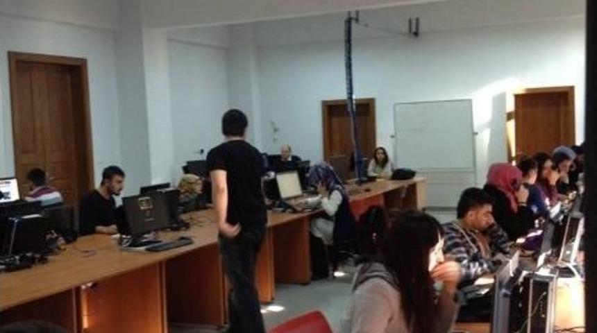 &Ccedil;aycuma Myo&rsquo;da &Ouml;ğrenciden &Ouml;ğrenciye &Ccedil;ağrı Merkezi Hizmeti