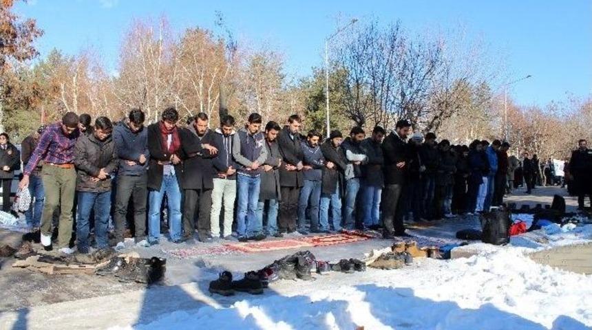 Odtü’deki Olayları Namaz Kılarak Protesto Ettiler