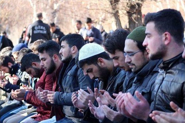 Odtü’deki Olayları Namaz Kılarak Protesto Ettiler