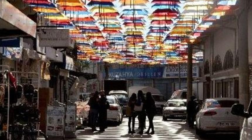 Tarihi Çarşıya Şemsiyeli Güzellik