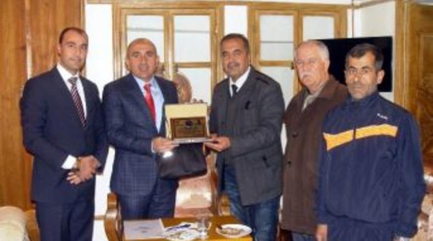 Askf Başkanı Mahmut &Ouml;zkan&rsquo;dan Başkan Kara&rsquo;ya Plaket