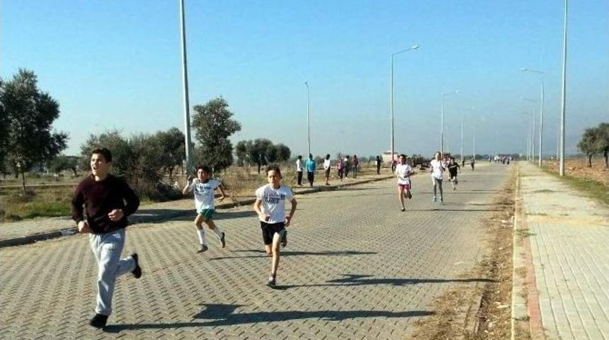 Aydınlı Gen&ccedil;ler Atat&uuml;rk&rsquo;e Koştu