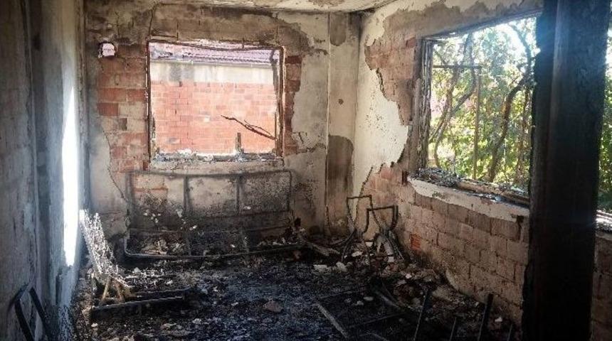 Başkan Akın, Evleri Yanan Aileye Yardım Eli Uzattı