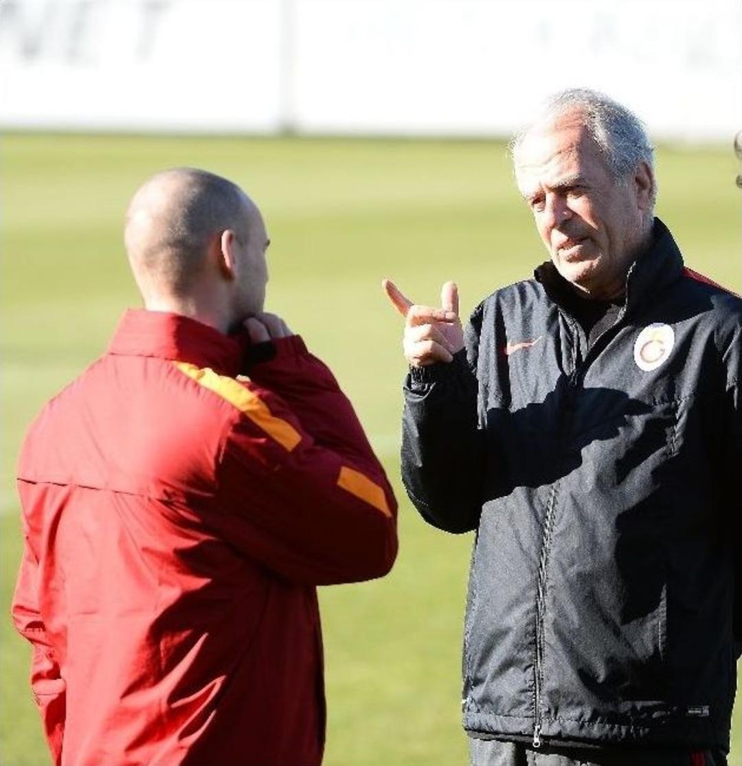 Galatasaray&rsquo;da Sneıjder G&uuml;n&uuml; Tedaviyle Ge&ccedil;irdi