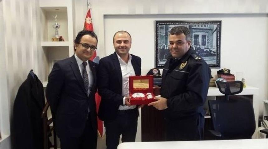 Kızılay&rsquo;dan Kurum Amirlerine Plaket