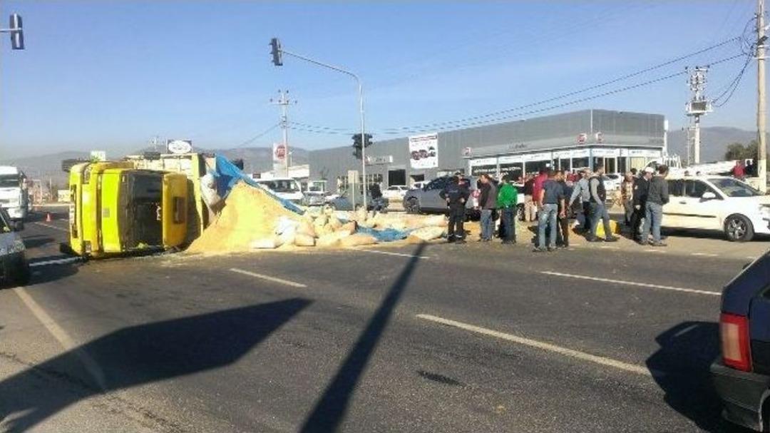 Yola D&ouml;k&uuml;len Tonlarca Talaş Kep&ccedil;eyle Temizlendi