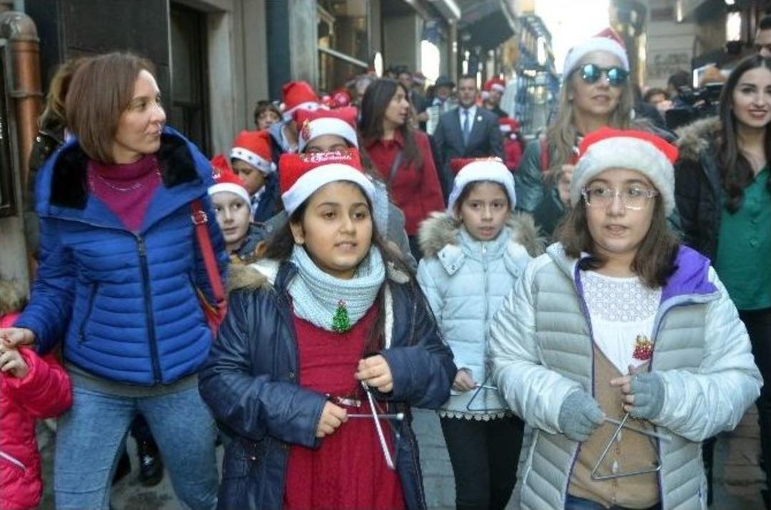 Taksim&rsquo;de Rum Lisesi Noel&rsquo;in Gelişini İstiklal Caddesi&rsquo;nde Kutladı