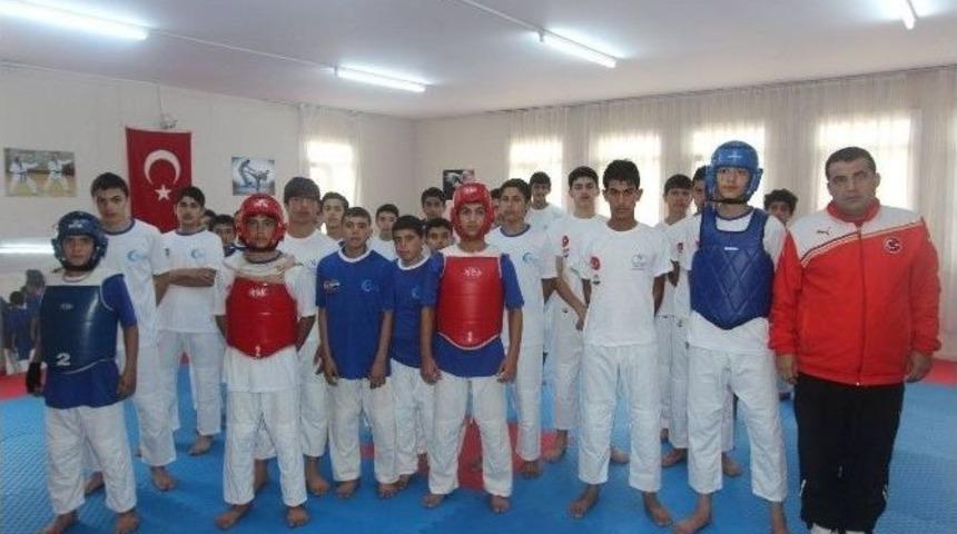 Suriyeli &Ccedil;ocuk Ve Gen&ccedil;ler Konteyner Kentte Spor Yapıyor