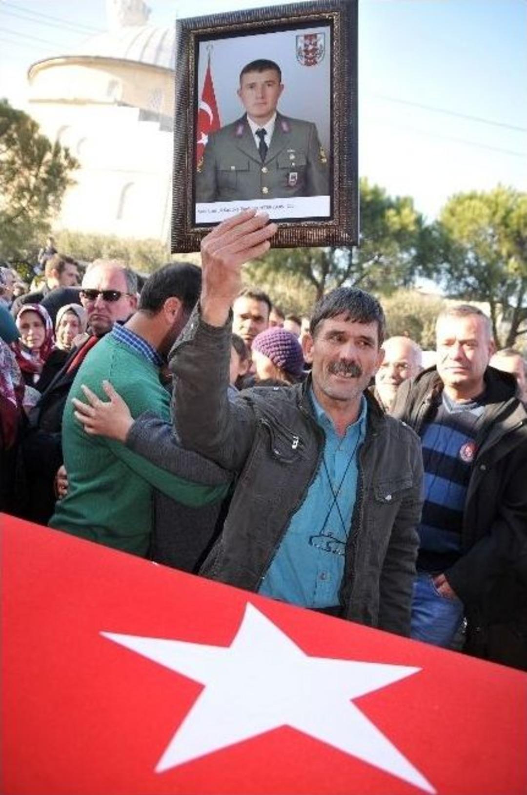 Şehit Cenazesinde Amcadan Tepki