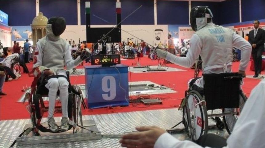 Milli Eskrimci Hakan Akkaya D&uuml;nya &Uuml;&ccedil;&uuml;nc&uuml;s&uuml;