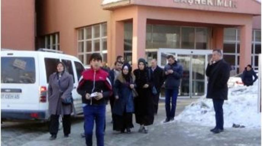 Hakkari&rsquo;de Doktorlar Mesai G&ouml;zetmeden &Ccedil;alışıyor