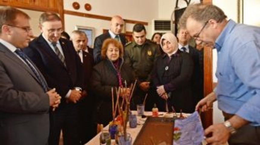 Uğur B&ouml;cekleri&rsquo;nden Ebru Sergisi