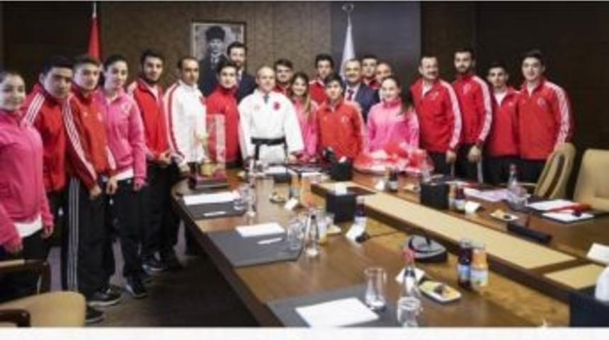 D&uuml;zceli Şampiyon Karateciler Bakan Huzurunda