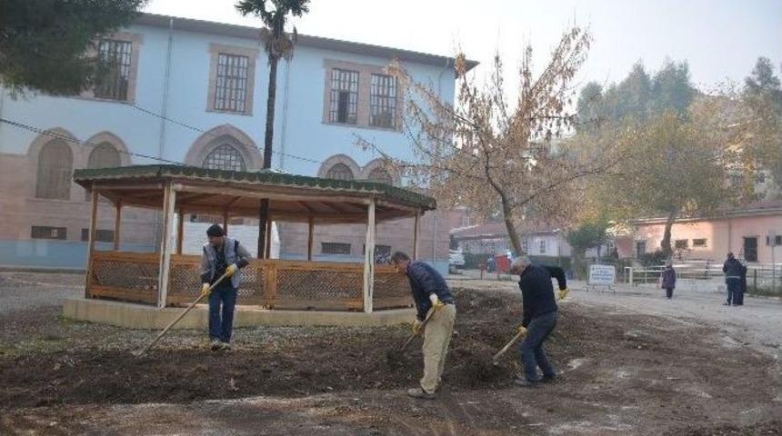 Şehzadeler&rsquo;den Hastane Bah&ccedil;esine &Ccedil;evre D&uuml;zenlemesi