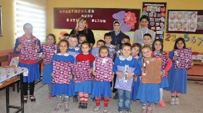 &Uuml;niversite &Ouml;ğrencileri Miniklere Hediyeler G&ouml;t&uuml;rd&uuml;