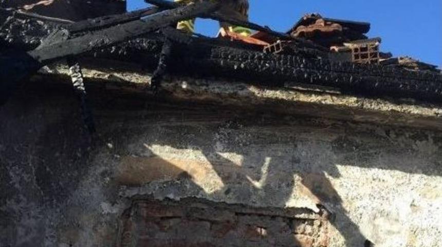 Ahşap Ev Alevlere Teslim Oldu