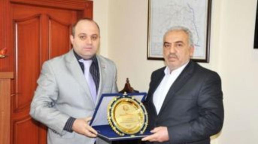 Besni İl&ccedil;e Kaymakamı Kaya&rsquo;dan, Baş&ccedil;obanlar&rsquo;a Teşekk&uuml;r Plaketi
