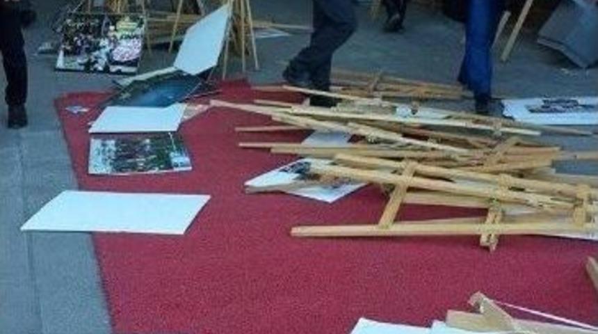 Suriye İle İlgili Fotoğraf Sergisi Tahrip Edildi