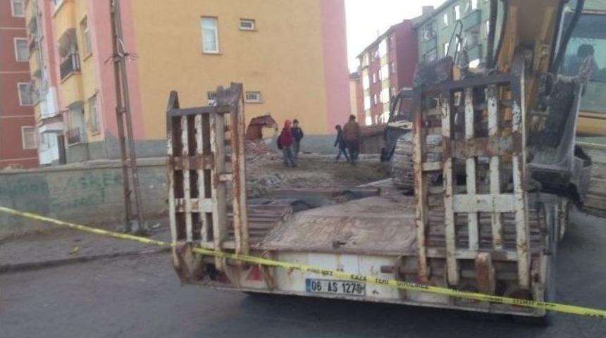 Başkent&rsquo;te Freni Boşalan Tır Binaya &Ccedil;arptı