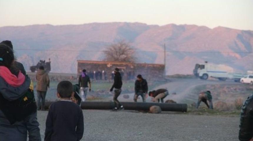 Cizre&rsquo;ye İzinsiz Y&uuml;r&uuml;y&uuml;şe Polisten M&uuml;dahale