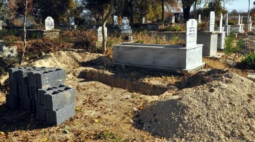 &Ouml;ld&uuml; Zannedilen Hastanın Selası Verilip Mezarı Kazıldı