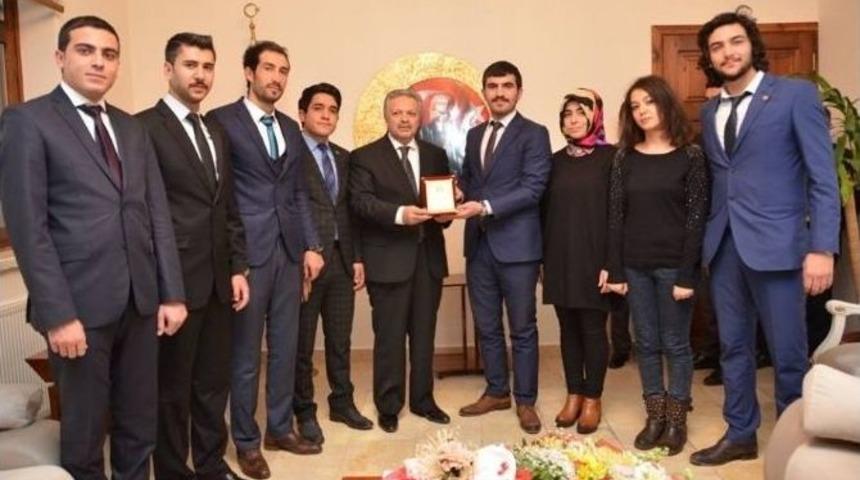 &Uuml;niversiteliler, Vali Kahraman&rsquo;ı Yılın Vali Babası Se&ccedil;ti