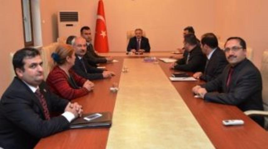 Vali Kahraman; &ldquo;kış Mevsiminde Sokak Hayvanlarını Koruyalım&rdquo;