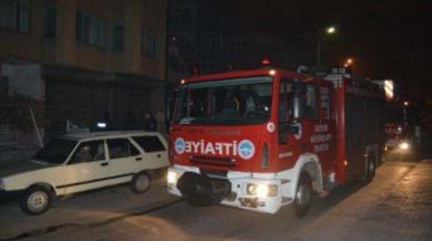 3 Katlı Binanın Baca Boşluğunda &Ccedil;ıkan Yangın İtfaiye Ekiplerinin M&uuml;dahalesi İle S&ouml;nd&uuml;r&uuml;ld&uuml;