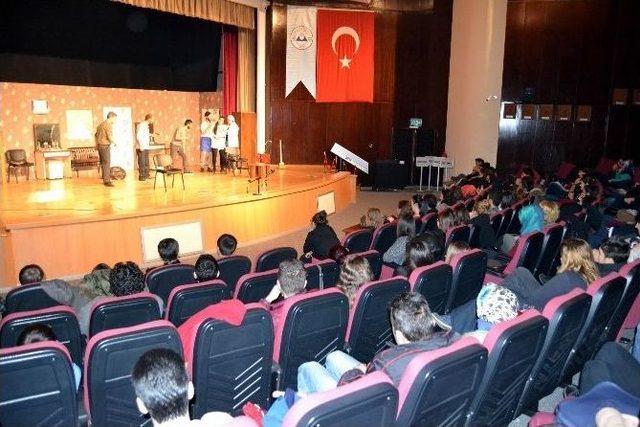 Erü’de Kuaförde Bir Gün İsimli Tiyatro Sahnelendi