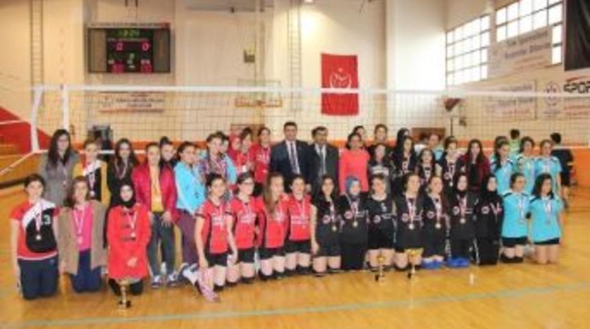 Voleybol M&uuml;sabakaları Tamamlandı
