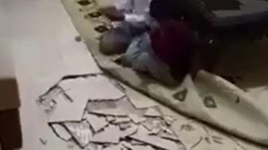 Afacan Minikler Oyunu Abartınca Evin Tabanını Yerinden S&ouml;kt&uuml;