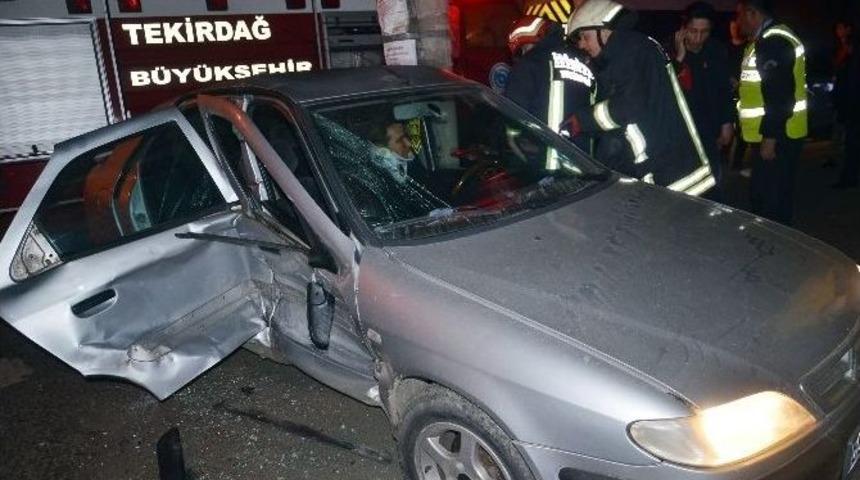 Ehliyetsiz Sürücünün Çarptığı Otomobilin Sürücüsü Araçta Sıkıştı