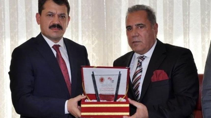 Gasp Mağduru Engelli &Ccedil;ocuklara Yardım Eden Eğitimciye Plaket